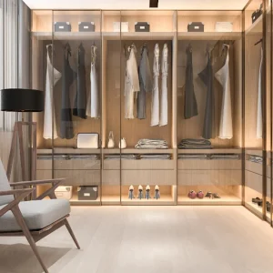 Closed de luxo com ledgavetas e roupas organizadas